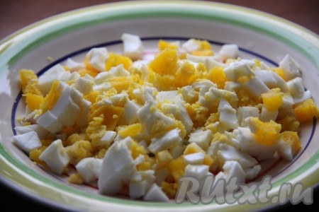 Яйца отварить вкрутую, очистить и измельчить.
