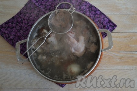 После закипания снизить огонь к минимуму и продолжать варить 2,5-3,5 часа, в зависимости от возраста животного. Первое время не стоит далеко отходить от плиты, так как необходимо снимать образующуюся пену. Сильно кипеть бульон из баранины не должен, должно быть лёгкое бурление. За 10 минут до конца варки добавить соль, лавровый лист и щепотку смеси молотых перцев.
