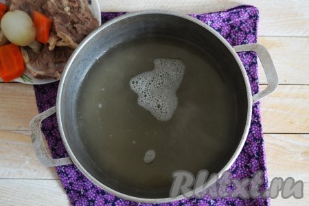 И мясо, и овощи вынуть с помощью шумовки, а сам бульон процедить через мелкое сито или через двухслойную марлю. Довести бульон до кипения, снять с огня и отставить в сторону минут на 15, а затем очень аккуратно еще раз процедить, не выливая всю массу, так как на дне будет осадок.