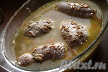 Перелить рис с овощами и кукурузой в жаропрочную форму, выложить сверху кусочки курицы, закрыть форму крышкой или фольгой и отправить запекаться в разогретую духовку.
