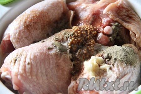 Первым делом замаринуем кусочки курицы, это можно сделать на ночь или минимум за час до приготовления. К курице добавить хмели сунели, молоко, соевый соус, выдавленный чеснок и горчицу. Все перемешать и оставить мариноваться в прохладном месте.