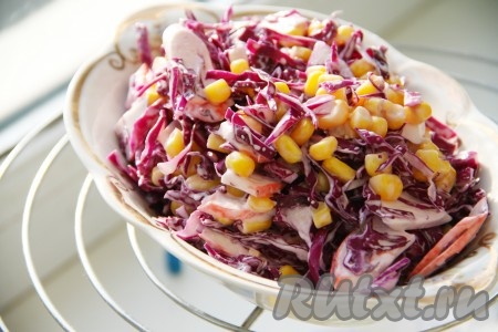 Салат из краснокочанной капусты с крабовыми палочками