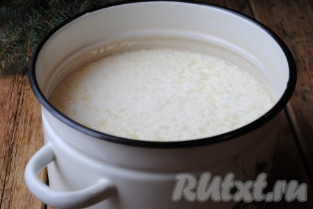 Отправить кастрюлю на огонь и подогреть на медленном огне около 10 минут. Постепенно начнёт отходить сыворотка и формироваться сгустки творога. Во время нагревания нужно периодически помешивать молочную массу.&nbsp;Нагревать массу следует не более, чем до 60 градусов, иначе наш будущий творог будет сухим и не таким вкусным, как должен получиться. Простокваша должна стать тёплой, но ни в коем случае не горячей.&nbsp;
