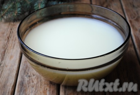 Дать сыворотке стечь. Сыворотку&nbsp;ни в коем&nbsp;случае не выливайте, существует множество прекрасных рецептов для её использования. 