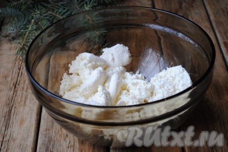 Затем освободить его от марли, переложить в миску и можно пробовать.&nbsp;Творог из кислого молока, приготовленный в домашних условиях, получается не только вкусным, но и полезным. Из указанного количества молока вышло 420 грамм творога, вес может быть разный - всё зависит от плотности молока и от того, насколько отошла сыворотка от творога. 