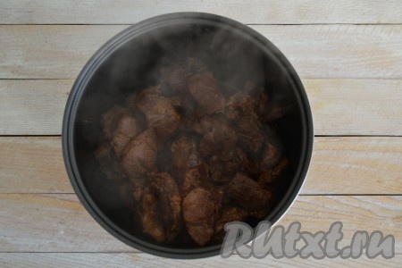 Обжарить мясо, периодически помешивая, до румяного, аппетитного цвета. Это займет 15-20 минут.
