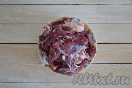 Подготовить в первую очередь мясо: вымыть, при необходимости, обжечь для удаления шерсти, срезать с кости, а саму мякоть нарезать небольшими кусочками размером, примерно, 5х5 см.
