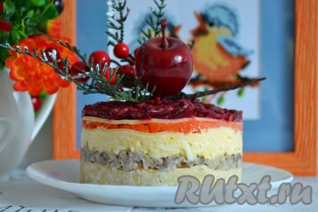 Аккуратно снять формовочное кольцо и подать салат на стол.
