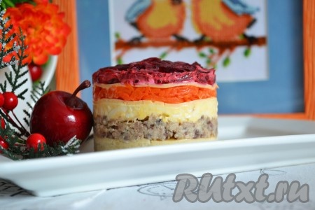 Вкусный, сытный и красивый слоеный салат с сардинами готов.
