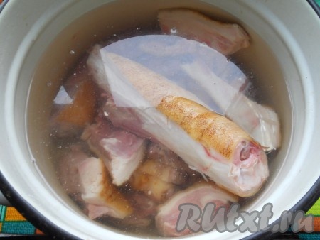 Рульку, ножки и мякоть поместить в большую кастрюлю (рульку можно разрезать на 3 части). Залить мясо холодной водой, вода должна быть выше уровня мяса, приблизительно, на 10-15 см.
