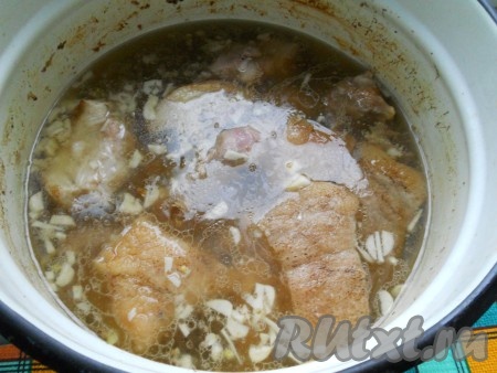 Варить холодец около 4-5 часов на самом медленном огне под прикрытой крышкой. За час до готовности добавить в холодец лавровые листья, душистый перец и пропущенный через пресс или нарезанный чеснок.&nbsp;
