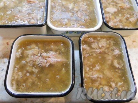 Бульон процедить и залить им мясо.