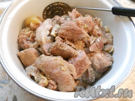 После окончания приготовления оставить бульон с мясом без крышки на плите на 30-40 минут, после чего вынуть мясо, дать ему остыть.