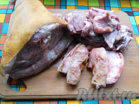 Свиную рульку хорошо вымыть, кожу поскрести. Мякоть свинины тоже вымыть. Ножки очистить, разрубить каждую пополам.
