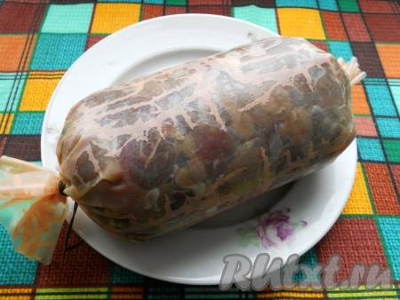 Далее наполнить оболочку фаршем. Наполнять нужно очень плотно, чтобы не образовалось пустот. Края оболочки перевязать плотной нитью. Некоторые пустоты все же будут, поэтому заготовку ветчины следует проколоть в нескольких местах иголкой. 