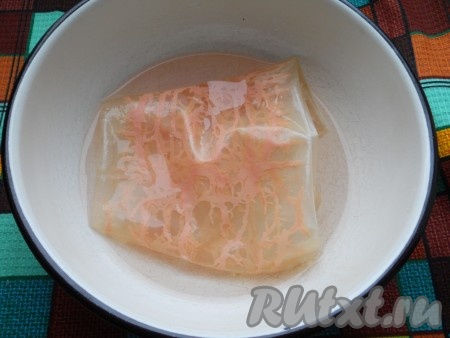 Коллагеновую оболочку для ветчин замочить в теплой воде на 10 минут.
