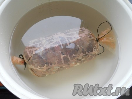 Поместить ветчину в чашу мультиварки, залить полностью холодной водой, выставить режим "Мультиповар" на 80 градусов на 3 часа, закрыть крышку мультиварки. Можно варить домашнюю ветчину и в кастрюле, полностью залив холодной водой, готовить также, как и в мультиварке, не давая воде кипеть (если есть специальный градусник, измерьте температуру (она должна быть 80 градусов)). Если нет в наличии коллагеновой оболочки, можно использовать пергамент, сложенный вдвое, или рукав для запекания, в обоих случаях нужно очень плотно перевязать концы и готовить ветчину не в воде, а на пару часа 4, выставив режим мультиварки "На пару".
