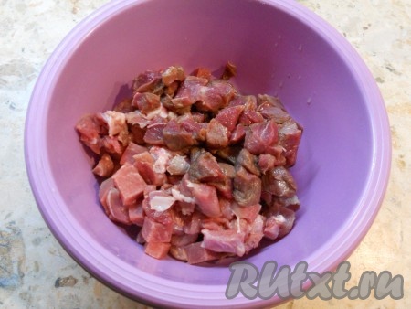 Все мясо подморозить, а затем нарезать квадратиками шириной 3-4 см.
