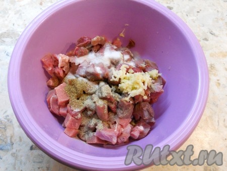 К мясу добавить чеснок, пропущенный через пресс, кориандр молотый, мускатный молотый орех, перец белый молотый, перец острый молотый, обычную и нитритную соль. Мясо тщательно вымешать и отбить, оно должно стать липким и вязким. Поместить фарш в холодильник на сутки.