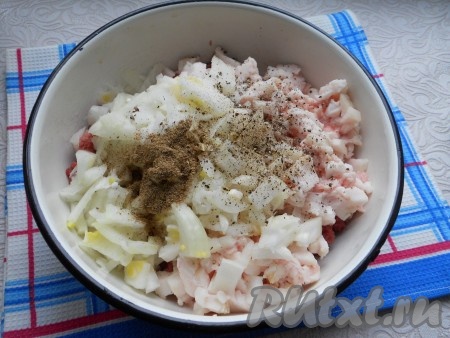 Сало подморозить и нарезать мелкими кусочками (чем мельче - тем лучше). Добавить сало, мелко нарезанный репчатый лук, соль, перец, кориандр и, по желанию, зиру к перекрученному мясу.
