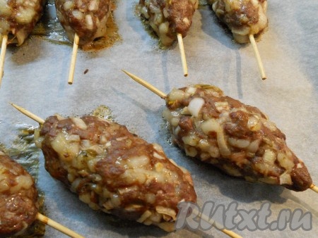 Духовку разогреть до 200 градусов. Готовить люля-кебаб 20-30 минут, до легкого подрумянивания. Передерживать нельзя - мясо будет сухим.