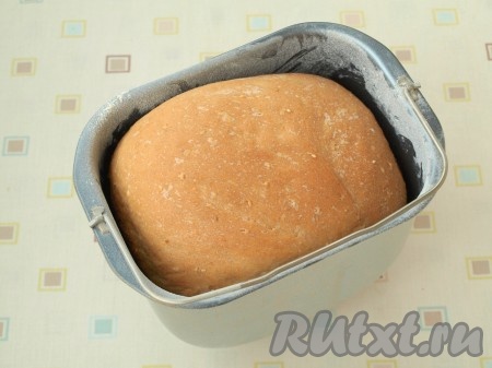 Выставляем на хлебопечке "Основной режим", корочка - средняя, вес хлеба - 750 грамм. По окончании программы ведерко извлекаем из хлебопечки, вынимаем готовый&nbsp;пшенично-ржаной хлеб и полностью остужаем на решётке. 