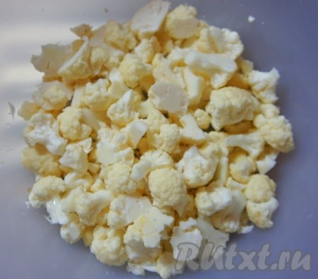 Цветную капусту вымыть, разделить на соцветия, крупные соцветия разрезать вдоль.