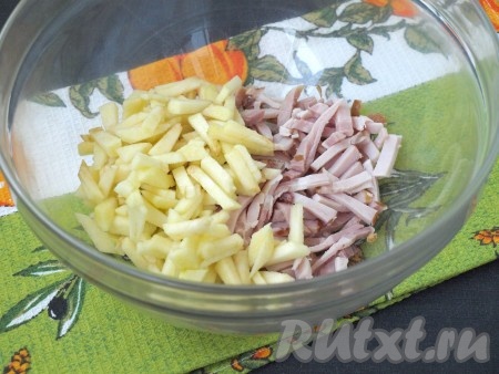 Соломкой нарезать ветчину и добавить к ней яблоки.
