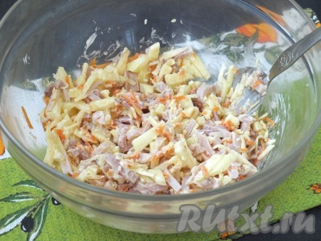 В салат добавить майонез и хорошо перемешать.
