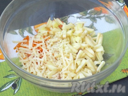 На тёрке натереть морковь и сыр. Добавить в салат. Чеснок пропустить через пресс или мелко нарезать. Обращаю внимание на то, что морковь в салат используется сырая, но конечно же нужно брать сочную и хрустящую. Если такой не найдётся, то лучше сварить ту, которая у вас найдётся.
