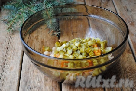 Маринованные огурцы, нарезанные кубиками или соломкой, выложить к фасоли и обжаренным овощам. 
