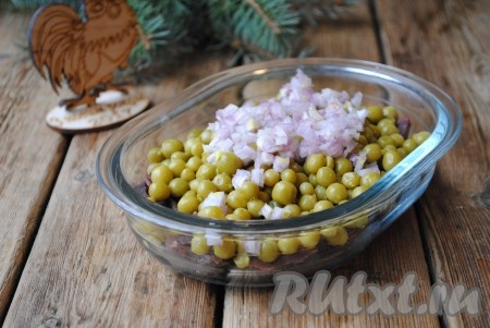 Лук нарезать мелкими кубиками и отправить в салат к куриным желудкам и горошку.&nbsp;
