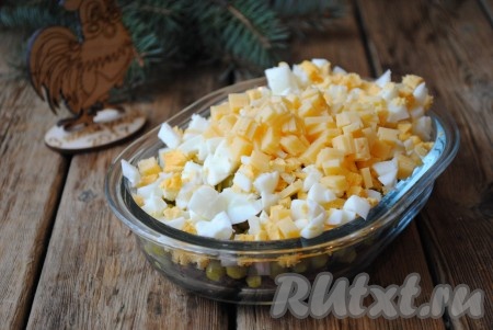 Твёрдый сыр мелко нарезать или натереть на тёрке и добавить в салат с куриными желудочками.&nbsp;
