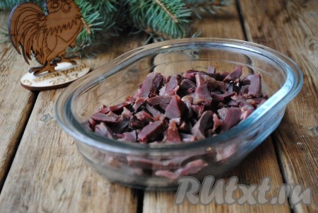 Куриные желудочки вымыть, обрезать жир, залить чистой водой и отправить на огонь. Довести до кипения и варить на небольшом огне около 1 часа. Куриные желудки должны стать мягкими и хорошо прокалываться ножом. Затем достать их из воды, остудить и нарезать соломкой. 