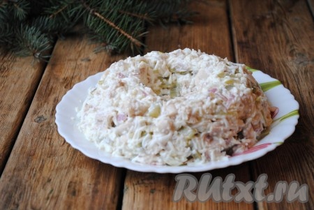 На подходящее блюдо выложить салат горкой,&nbsp;делая небольшое углубление в виде гнезда в центре.