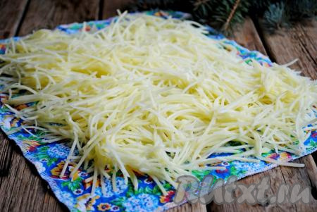 Куриное мясо вымыть, выложить в кастрюлю, залить полностью водой, отварить с момента закипания, подсолив воду, в течение 30 минут, затем остудить. Яйца сварить вкрутую (в течение 10 минут с момента закипания воды), остудить. Картофель очистить, вымыть и натереть на тёрке для корейской морковки. Затем натёртый картофель хорошо промыть в нескольких водах (я обычно промываю 2-3 раза), чтобы убрать лишний крахмал, после этого обсушить, выложив на тканевое (или бумажное) полотенце.