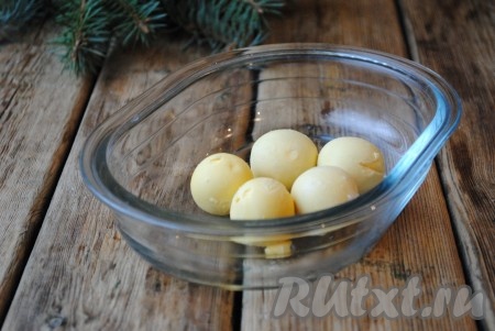 Желтки выложить в миску.&nbsp;
