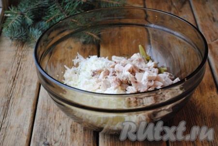 Остывшее мясо нарезать кубиками и добавить в салат.&nbsp;
