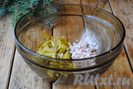 Лук очистить, нарезать на мелкие кубики, отправить в миску с огурцами.&nbsp;