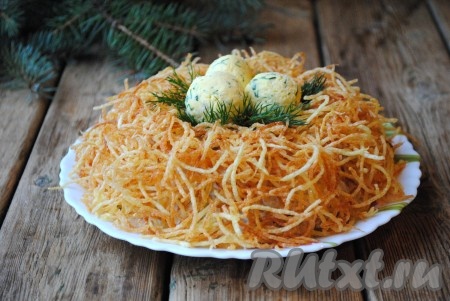 В центр, где мы сделали углубление, выложить веточки укропа. Поверх укропа разложить яйца, которые мы скатали из яичной массы.&nbsp;