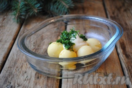 Добавить к желткам немного майонеза и веточку мелко нарезанного укропа.&nbsp;
