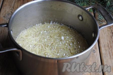 В кастрюле с толстым дном (или в достаточно глубокой сковороде) очень хорошо разогреть достаточно большое количество растительного масла (я разогрела 250 миллилитров масла). В разогретое масло выложить часть обсушенной натёртой картошки. Всю картошку сразу выкладывать не нужно, потому что она не сможет прожариться равномерно и будет не очень вкусной. Обжарить картофель до красивого золотистого цвета (ориентировочно в течение 3 минут) на среднем огне, периодически перемешивая. Затем с помощью шумовки готовый картофель достать из масла, выложить на бумажное полотенце, чтобы убрать остатки масла. Таким образом частями обжарить весь картофель (я сразу обсушенную картошку разделила на 4 части и жарила в 4 этапа в кастрюле в масле). Картошка, обжаренная частями во фритюре, получилась хрустящей и вкусной.