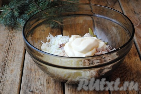 Салат посолить и заправить майонезом, хорошо перемешать.&nbsp;
