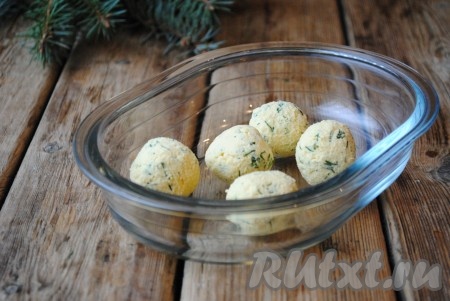 Размять желтки вилкой, тщательно перемешать, чтобы получилась пластичная масса. Из получившейся яичной массы скатать шарики небольшого размера. У меня получилось 5 штук.&nbsp;
