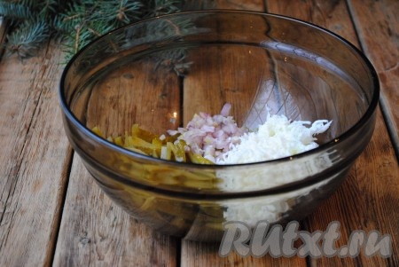 Яйца очистить, разделить на желтки и белки. Белки натереть на крупной тёрке и отправить в салат к огурцам и луку.&nbsp;