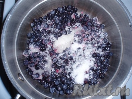 В кастрюльке соединить чернику, свежевыжатый лимонный сок, сахар и довести до кипения.
