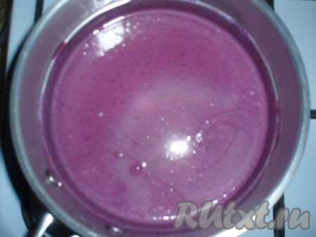 В горячую смесь молока и сливок добавить черничное пюре и желатин. Тщательно перемешать и остудить, несколько раз перемешивая.
