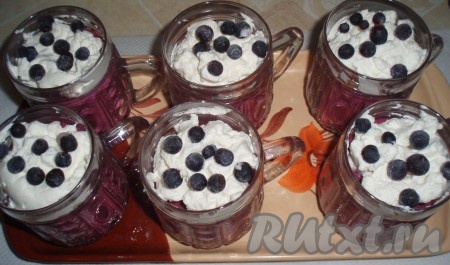 Перед подачей украсить десерт сливками, взбитыми с сахаром, и ягодами черники. Нежнейшая, с бархатистой консистенцией черничная панна-котта готова.