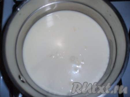 Желатин залить небольшим количеством холодной воды и оставить до набухания. Затем растворить желатин, не допуская кипения (удобно это делать на водяной бане). Сливки смешать с молоком и вскипятить.