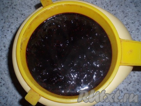 Протереть чернику через сито, чтобы избавиться от шкурок.
